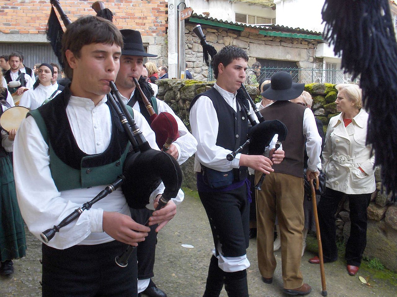 Galician gaiteiros (bagpipers)