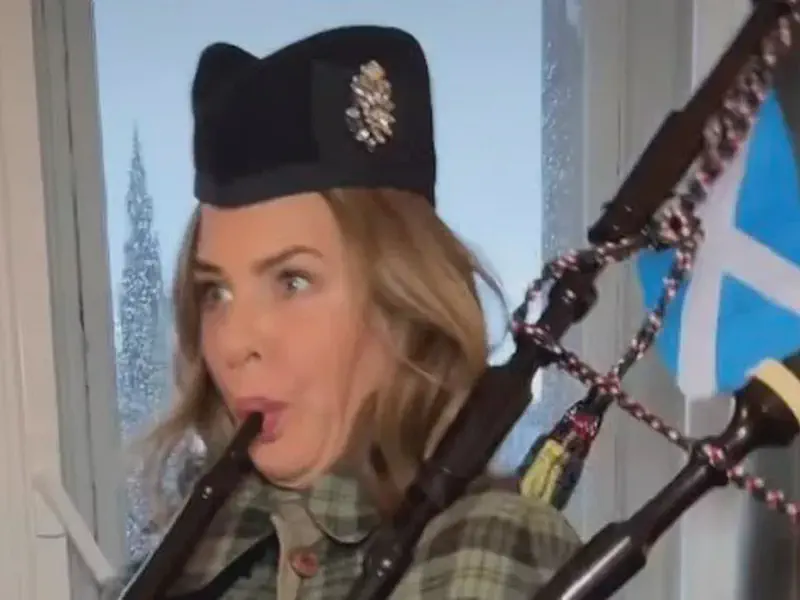 Fashion guru Trinny Woodall tries out the bagpipes during a visit to Scotland - Daily Record
