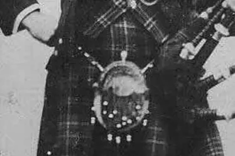 Bagpiper Pipe Major Willie MacLean,  5th Cameron (Lochiel) Highlanders, dies at Kilcreggan, Scotlandage 80